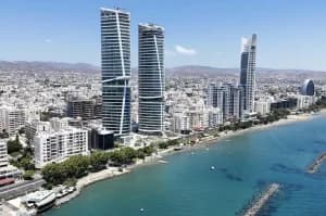 צילום אווירי של קו החוף וגורדי השחקים בלימסול, קפריסין